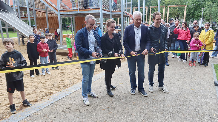Eröffnung des neuen Spielplatzes an der Theresienwiese mit (v.l.) Benoît Blaser, Vorsitzender des Bezirksausschusses Ludwigsvorstadt-Isarvorstadt, Baureferentin Dr.-Ing. Jeanne-Marie Ehbauer, Oberbürgermeister Dieter Reiter und dem Geschäftsführer der Firma jufico, Stefan Kranzfelder.  (©Foto: Martin Schmitz) 